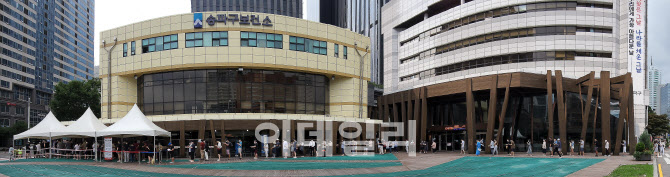 코로나 재유행, ‘정점’ 다가온다… 여름 휴가철 ‘변수’                                                                                                                                           