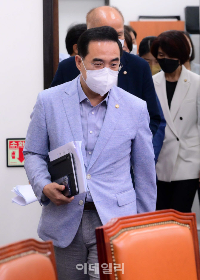 '비대위 참석하는 박홍근'                                                                                                                                                                