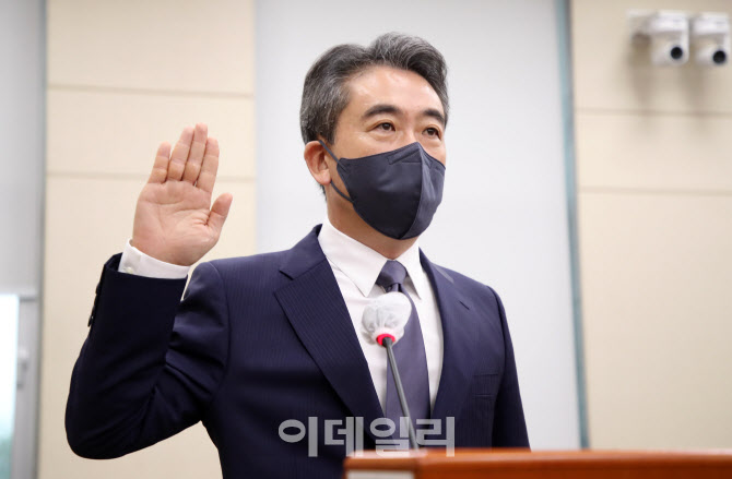 '선서하는 윤희근 경찰청장 후보자'                                                                                                                                                       