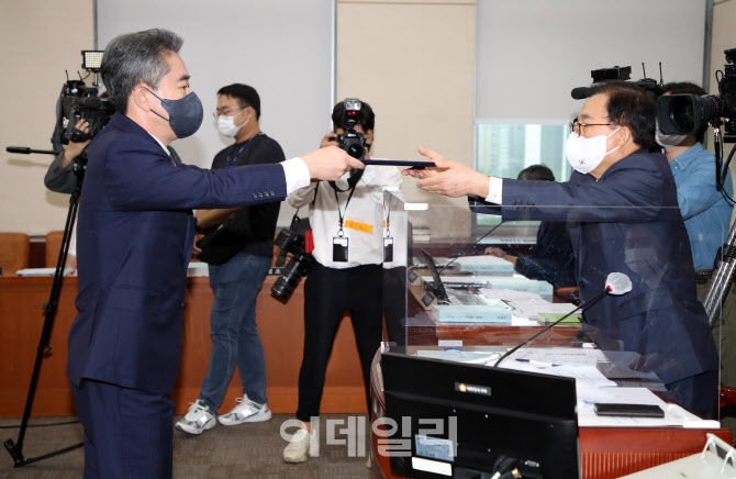 '선서문 전달하는 윤희근 경찰청장 후보자'                                                                                                                                                