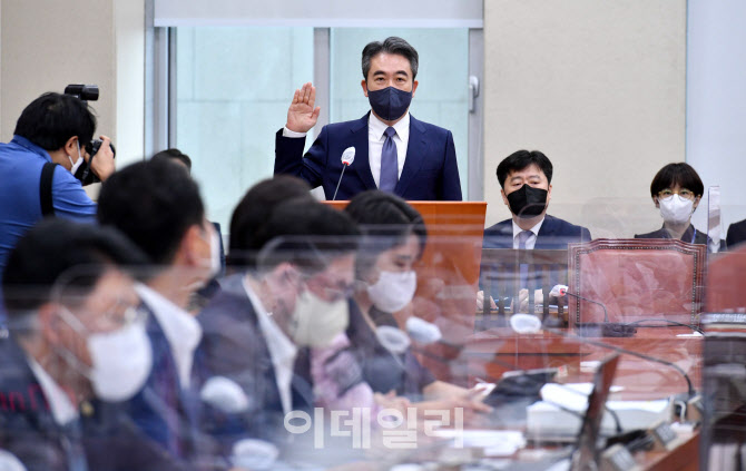 '선서하는 윤희근 경찰청장 후보자'                                                                                                                                                       