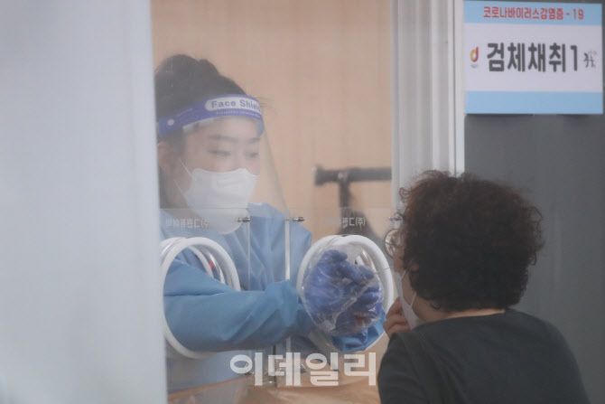 PCR 검사 받는 시민                                                                                                                                                                                