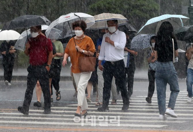 폭우로 발걸음 재촉하는 시민들                                                                                                                                                                     