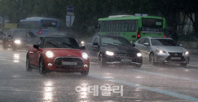 중부지방 최대 300mm 폭우... 일부 도로 침수                                                                                                                                                        