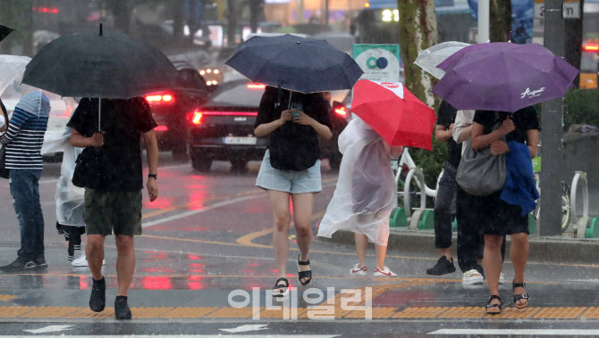 중부 ‘깜짝 폭우’, 내일까지 최대 300mm                                                                                                                                                           