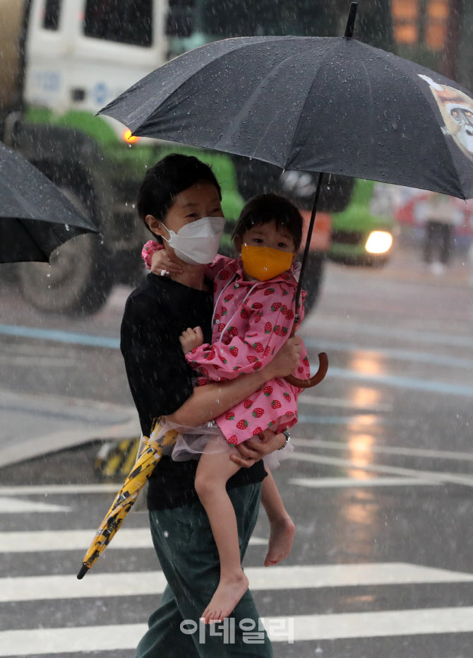 중부 ‘깜짝 폭우'                                                                                                                                                                            