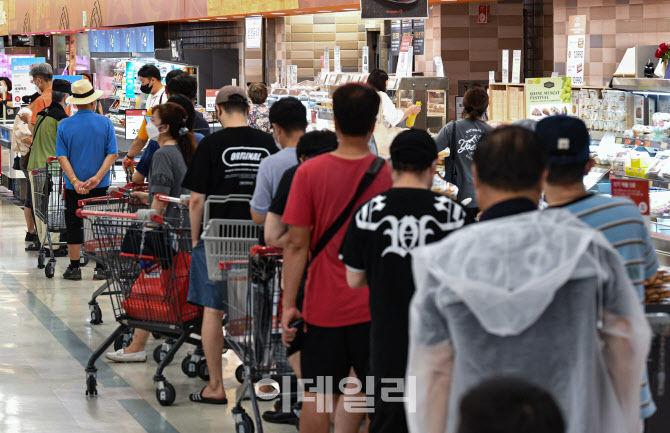  치킨 구매 행렬                                                                                                                                                                                   