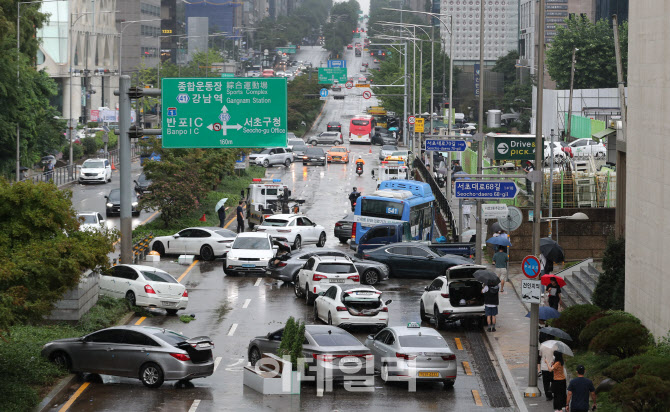 밤새 도로서 침수된 차량, 아침까지 주차중…출근길 '대란'                                                                                                                                 