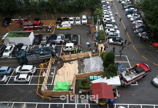  폭우로 싱크홀 발생                                                                                                                                                                               