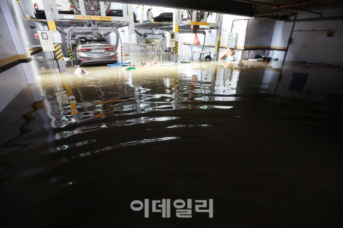 빗물로 가득 찬 주차장                                                                                                                                                                             