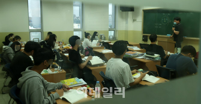 수능 D-100 수업에 집중하는 학생들'                                                                                                                                                           