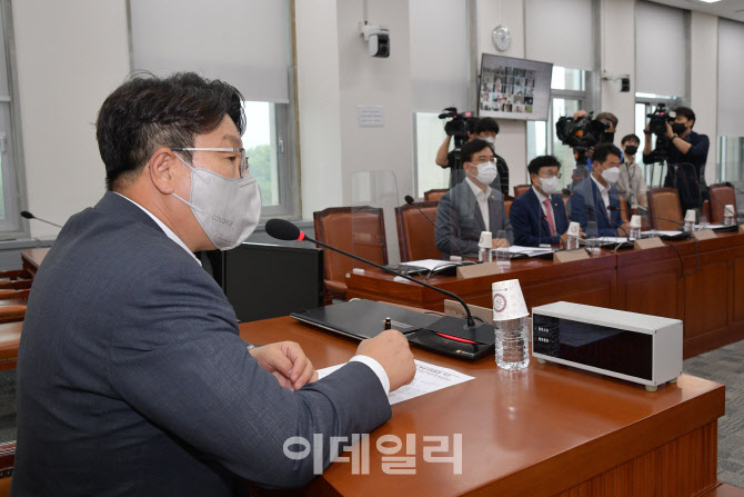 '화상의총 준비하는 권성동'                                                                                                                                                              