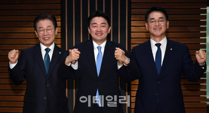 '손 맞잦은 이재명-강훈식-박용진'                                                                                                                                                        