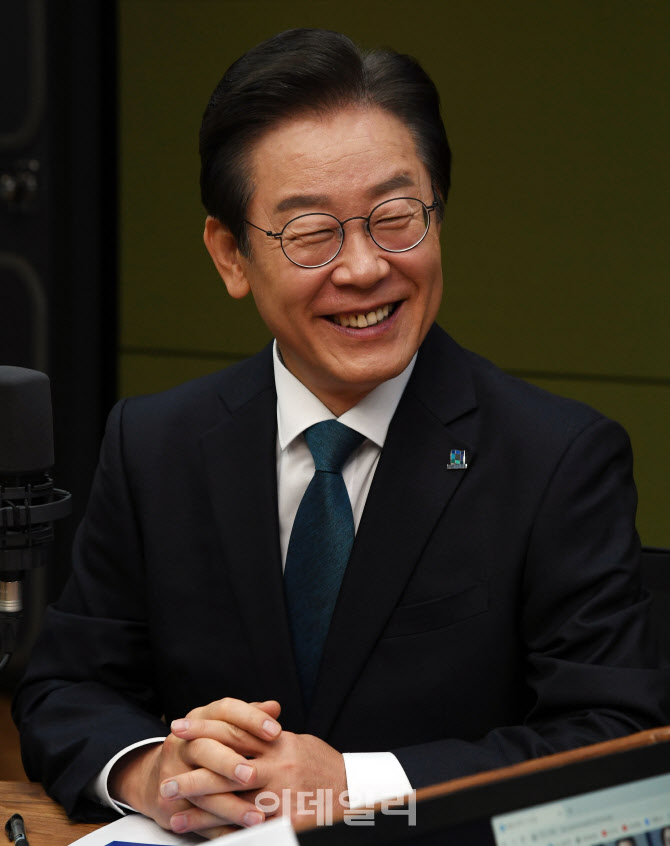 방송 토론회, '발언하는 이재명'                                                                                                                                                          