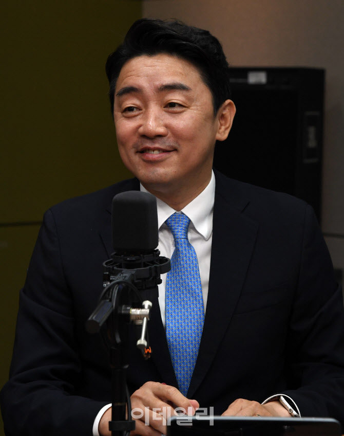 방송 토론회, '발언하는 강훈식'                                                                                                                                                          