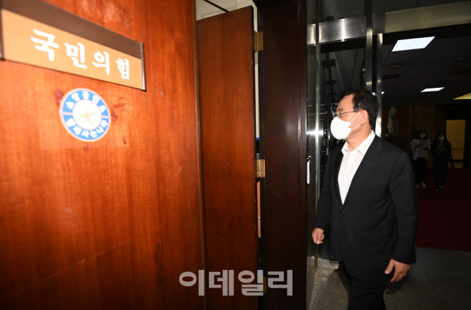 '대표실로 출근하는 주호영'                                                                                                                                                              