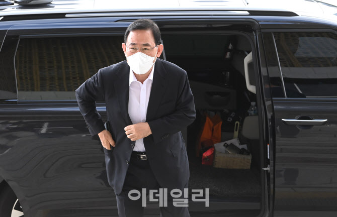 '출근하는 주호영 비대위원장'                                                                                                                                                            