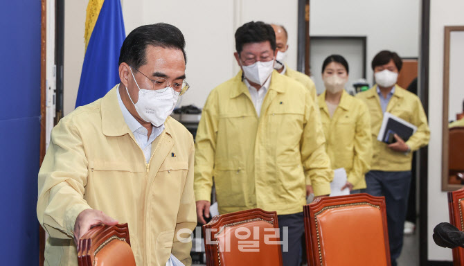 비대위 참석하는 박홍근                                                                                                                                                                            