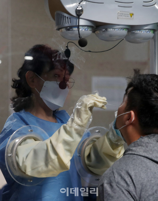  신규 확진자 15만명 넘어..                                                                                                                                                                        