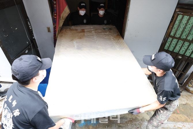 침수 피해 주민들 돕는 군인들                                                                                                                                                                      