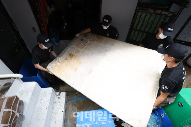 침수 피해 복구하는 군인들                                                                                                                                                                         