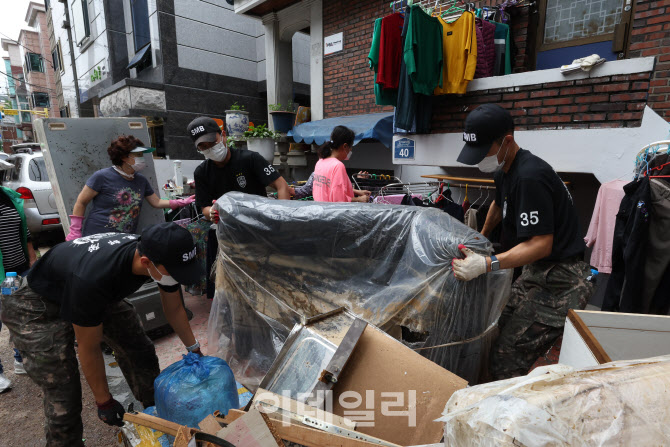 침수 피해 주민들 돕는 군 장병들                                                                                                                                                                   