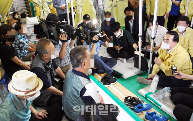 '수해피해 이재민들 위로하는 박홍근'                                                                                                                                                     