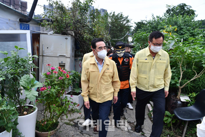 '구룡마을 수해현장 찾은 박홍근'                                                                                                                                                         