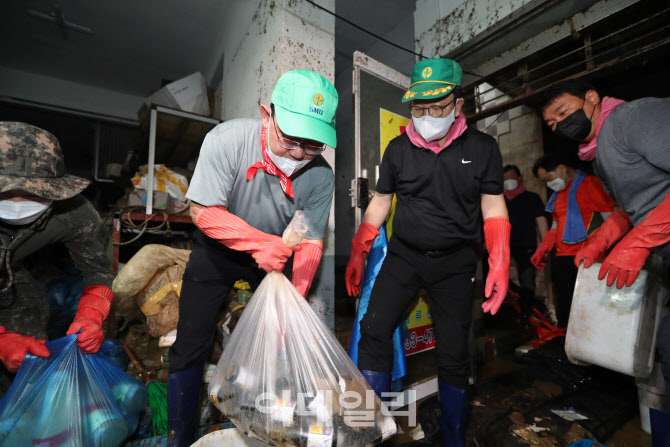 수해복구 봉사활동 하는 주호영-권성동                                                                                                                                                              