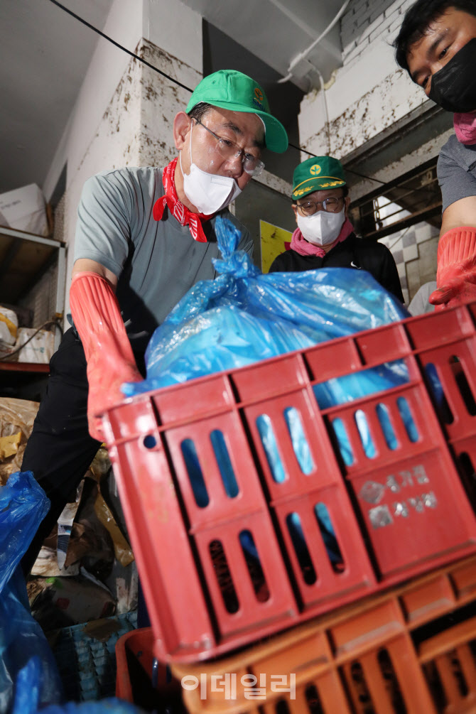 수해복구 봉사활동 나선 주호영-권성동                                                                                                                                                              