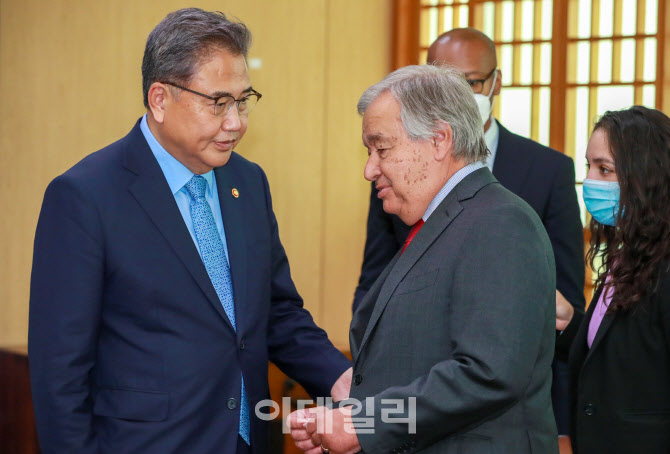  UN사무총장과 대화하는 박진 외교부 장관                                                                                                                                                           