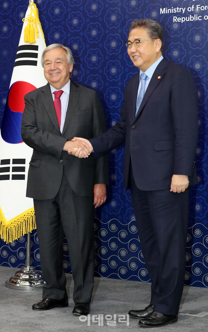  유엔 사무총장과 외교부 장관                                                                                                                                                                      