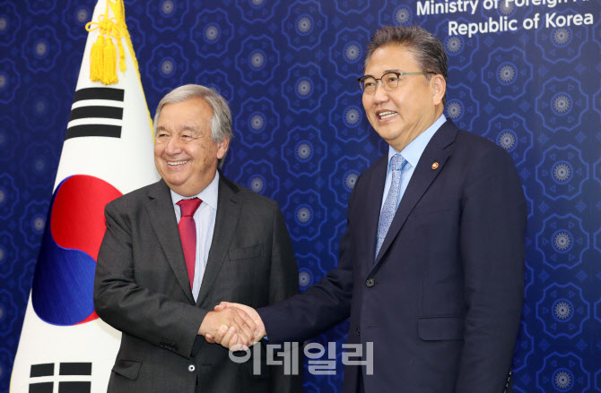  외교부장관과 UN사무총장의 악수                                                                                                                                                                   