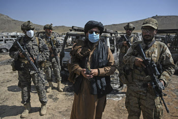 탈레반, 카불시위 여성에 경고사격·감금…재집권후 유화책 제자리