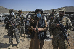 탈레반, 카불시위 여성에 경고사격·감금…재집권후 유화책 제자리
