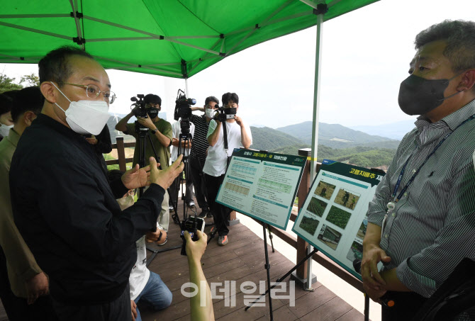 관계자와 대화하는 추경호 부총리                                                                                                                                                                   