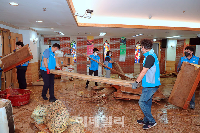 사당동 지역의 수해 복구하는 행복드림봉사단                                                                                                                                                        