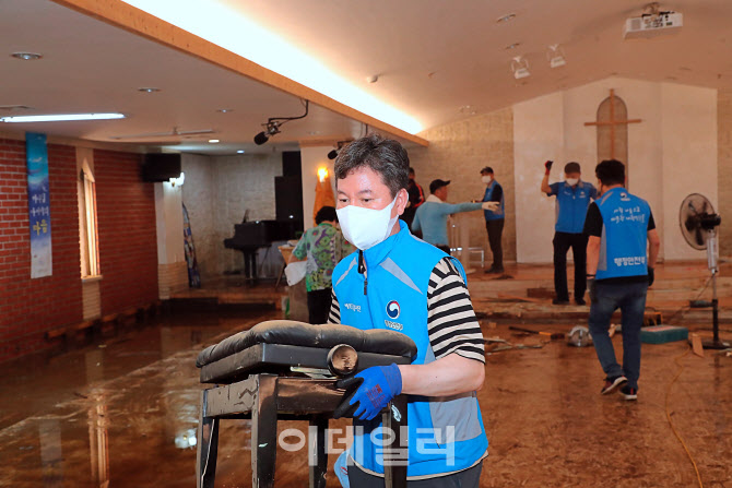 수해 복구하는 행안부 행복드림봉사단                                                                                                                                                               