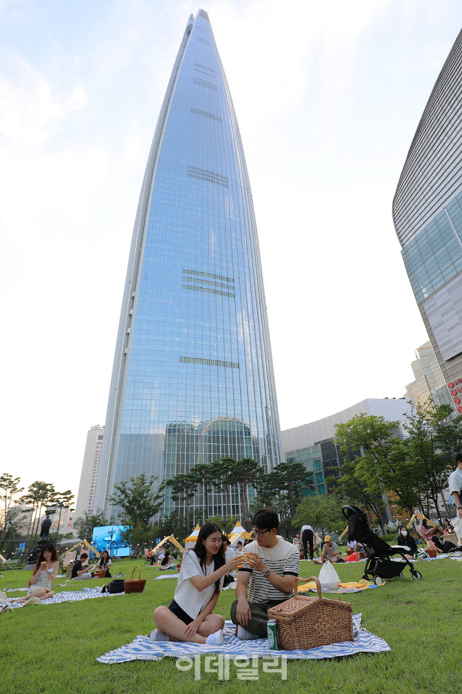 여름 휴가는 롯데월드타워에서                                                                                                                                                                      