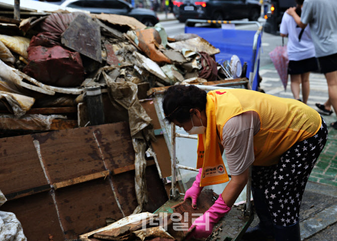 적십자사 봉사원, 침수 피해 지역에서 복구활동                                                                                                                                                      