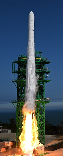 韓 최초 달궤도선 ‘다누리’ 발사 성공…우주기술 전쟁 본격화