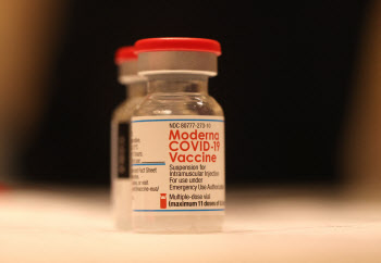 영국, 오미크론 예방하는 코로나19 '2가 백신' 최초 승인