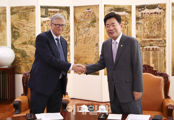 악수하는 빌 게이츠-김진표                                                                                                                                                                         