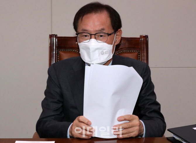 서류 정리하는 김진태 검찰총장 후보 추천위원장                                                                                                                                                     