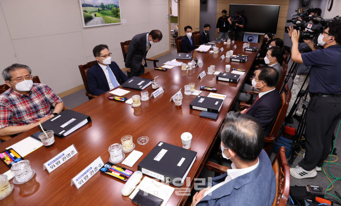 회의 시작에 앞서 인사하는 김진태 위원장                                                                                                                                                           