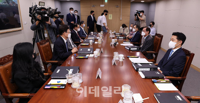 법무부에서 열린 검찰총장 후보 추천위원회 회의                                                                                                                                                     