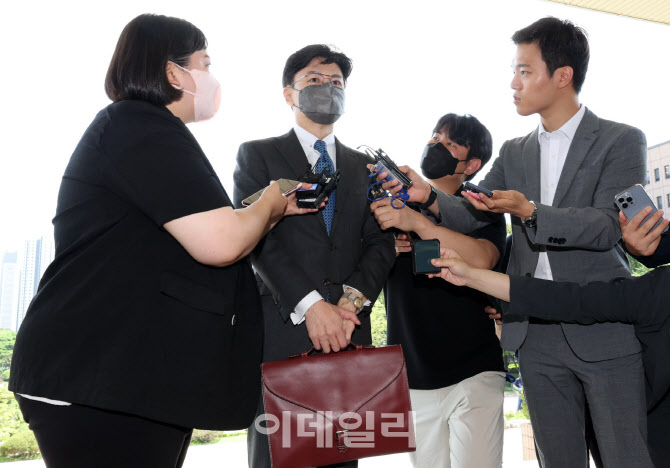 취재진 질의받는 한동훈 법무부 장관                                                                                                                                                                