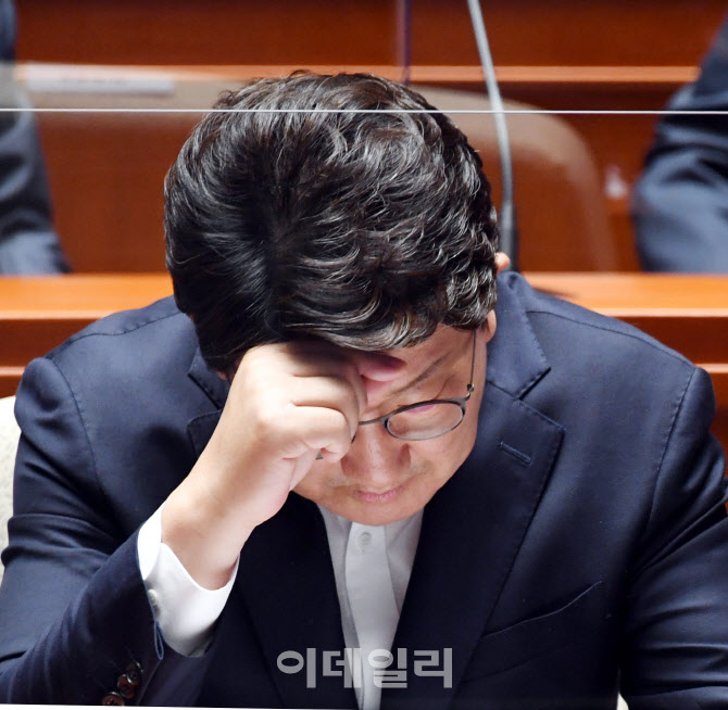 '의원총회 참석한 권성동'                                                                                                                                                                