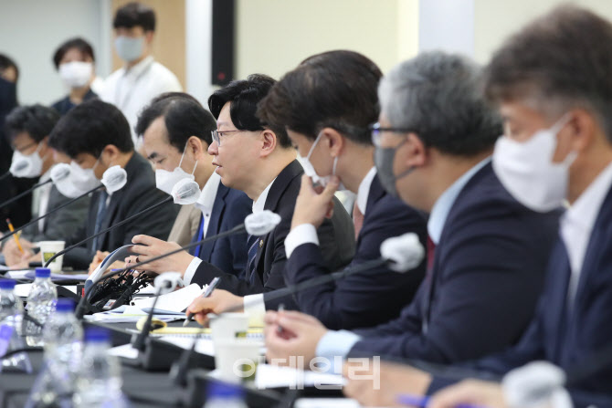 1차 회의에서 모두발언하는 김소영 부위원장                                                                                                                                                         
