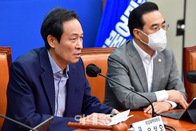 더불어민주당 비상대책위원회의에서 발언하는 우상호 위원장                                                                                                                                          